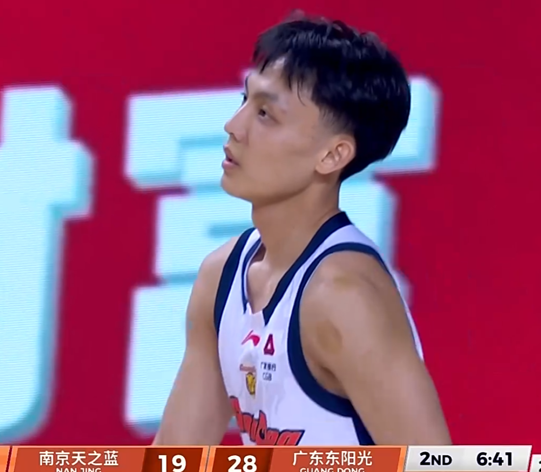 开云体育-广东半场38-29同曦！焦泊乔砍10+8，徐杰9分，胡明轩终于复苏